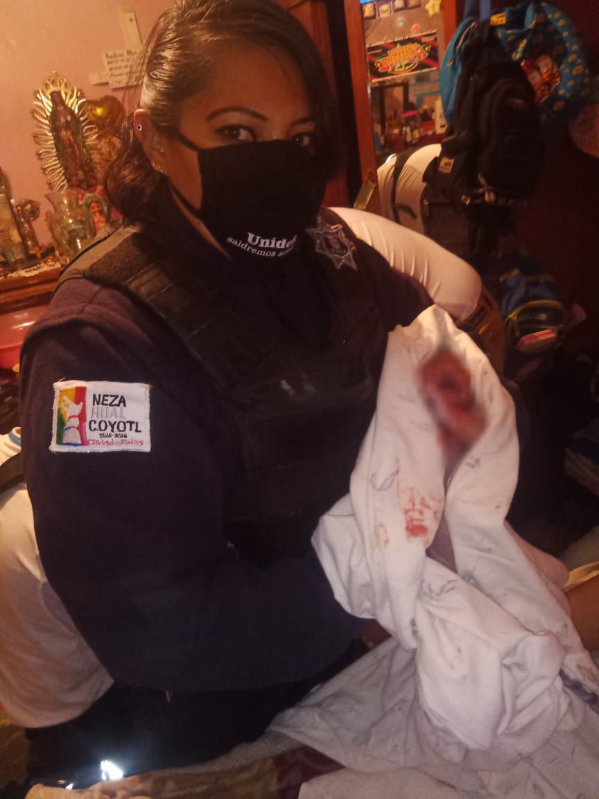 #Policías de Nezahualcóyotl ayudaron en labor de parto a una mujer que dio a luz una bebé 