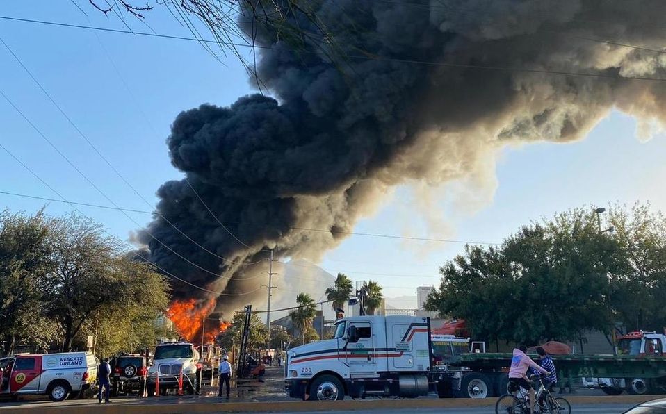 Incendio consume empresa en Guadalupe, NL; desalojan a 30 personas
