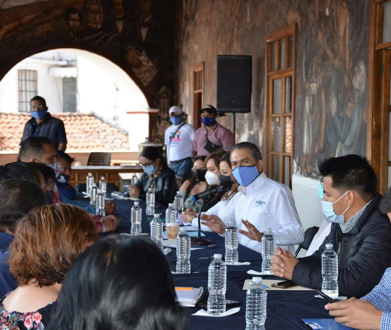 El presidente Marcos Parra se reúne con comerciantes y turisteros para tomar medidas emergentes ante la propagación del Covid-19.
