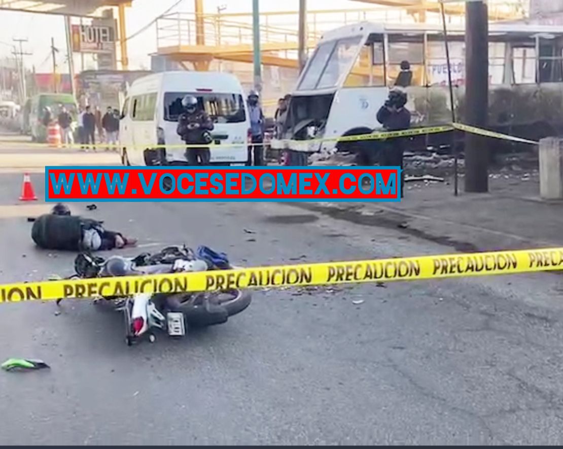 Se impacta motociclista en parte trasera de una combi y muere en Chimalhuacán 