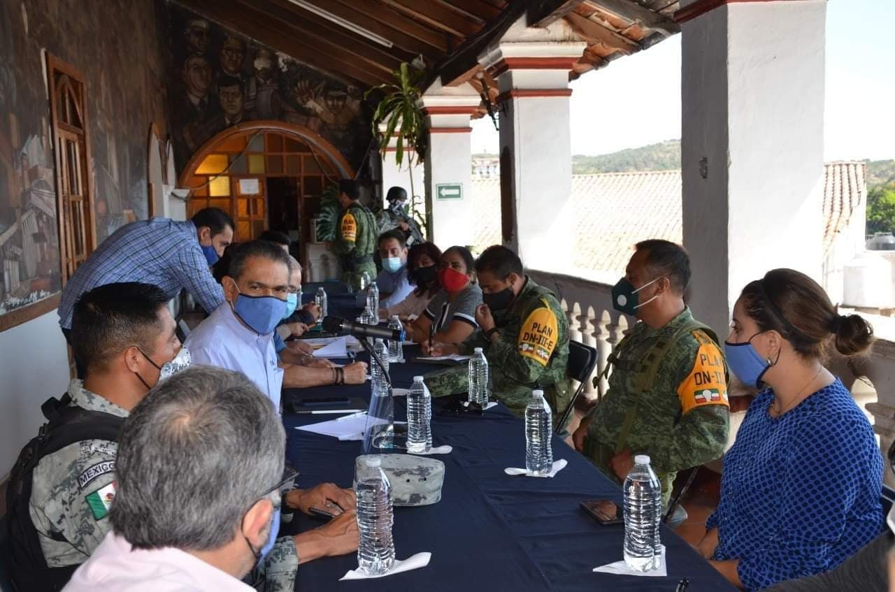 El alcalde se reúne con la Guardia Nacional y funcionarios para reforzar medidas de sanidad en Taxco.