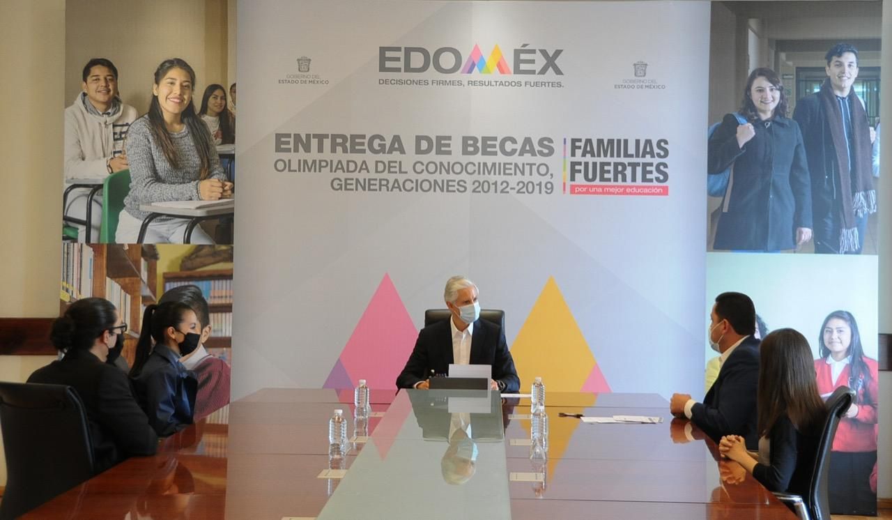 Entrega gobernador Alfredo del Mazo becas a ganadores de la Olimpiada del Conocimiento, generaciones 2012-2019