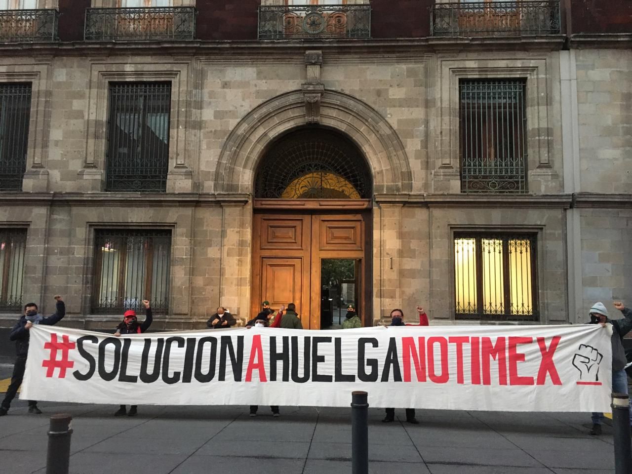 #Piden huelguistas de Notimex a López Obrador milagro de Navidad