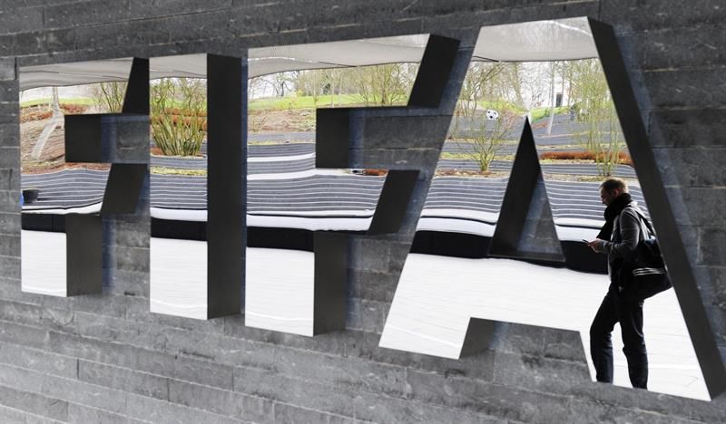 Decide FIFA, por Covid 19, aplazar mundiales