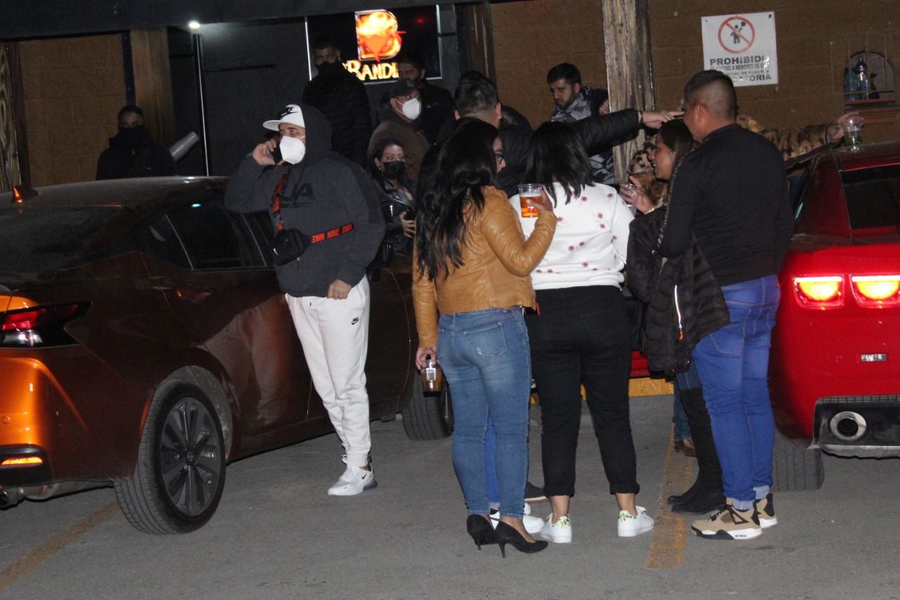 Autoridades de Ecatepec #desalojan y suspenden bar donde se #encontraban 250 personas sin cumplir medidas de #seguridad sanitaria y dispersan 3 fiestas 