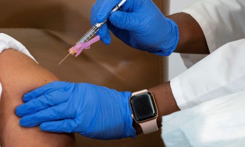 Vacuna de Moderna podría causar efectos secundarios en personas con cirugías estéticas
