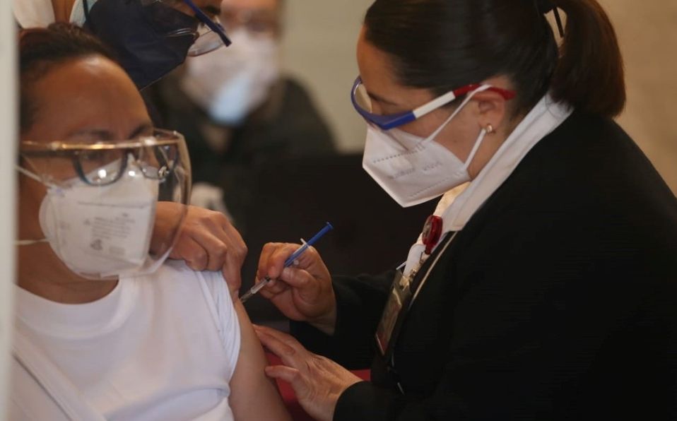 Tras recibir vacuna anticovid, 23 trabajadores del IMSS tuvieron efectos secundarios; uno fue grave
