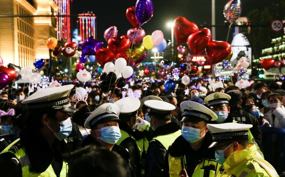 En Wuhan, ciudad donde se originó el covid, reciben el Año Nuevo sin sana distancia

