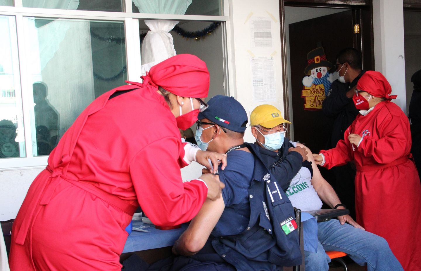 Vacunan a Policías de Chimalhuacán para prevenir contagios