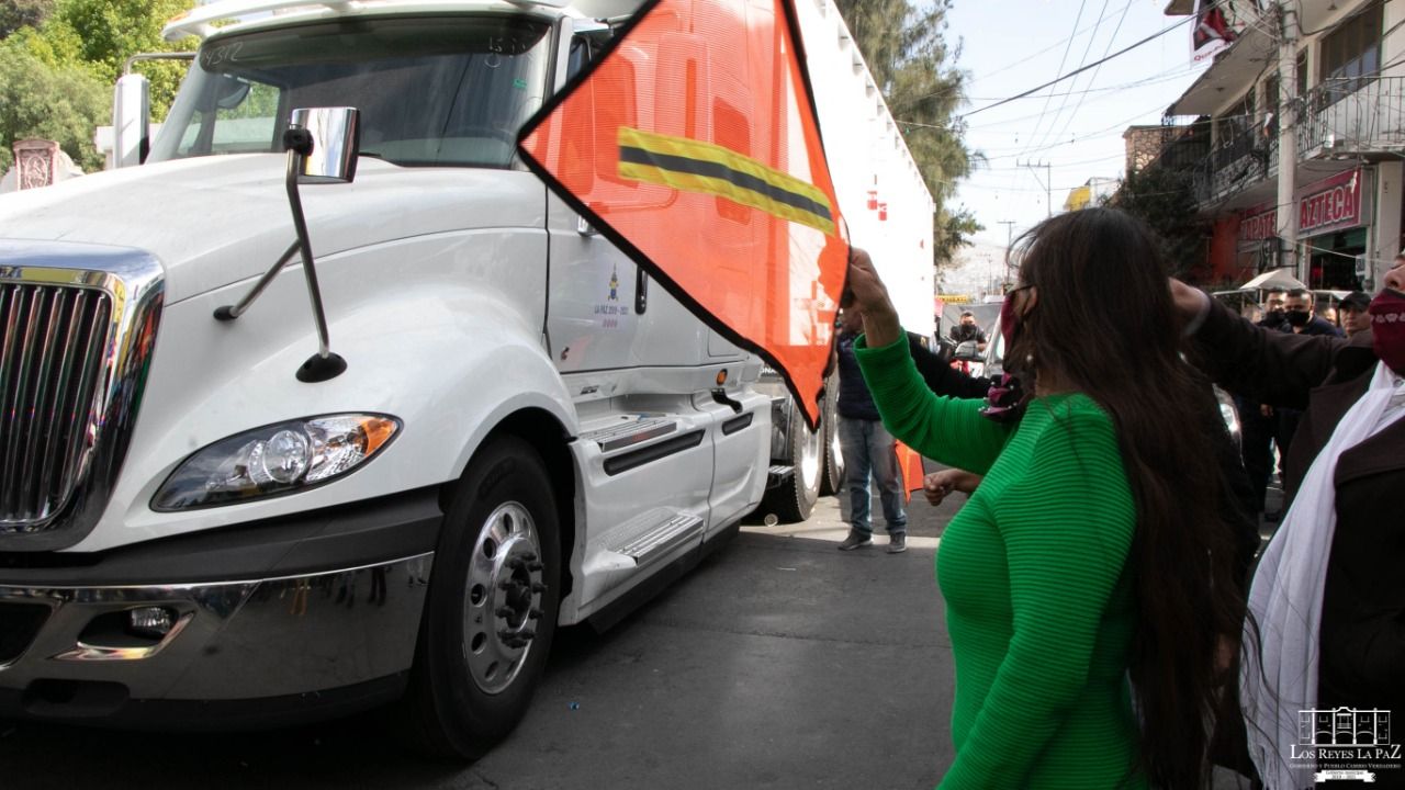 Alcaldesa de Los Reyes La Paz pone en marcha maquinaria y vehículos utilitarios 
