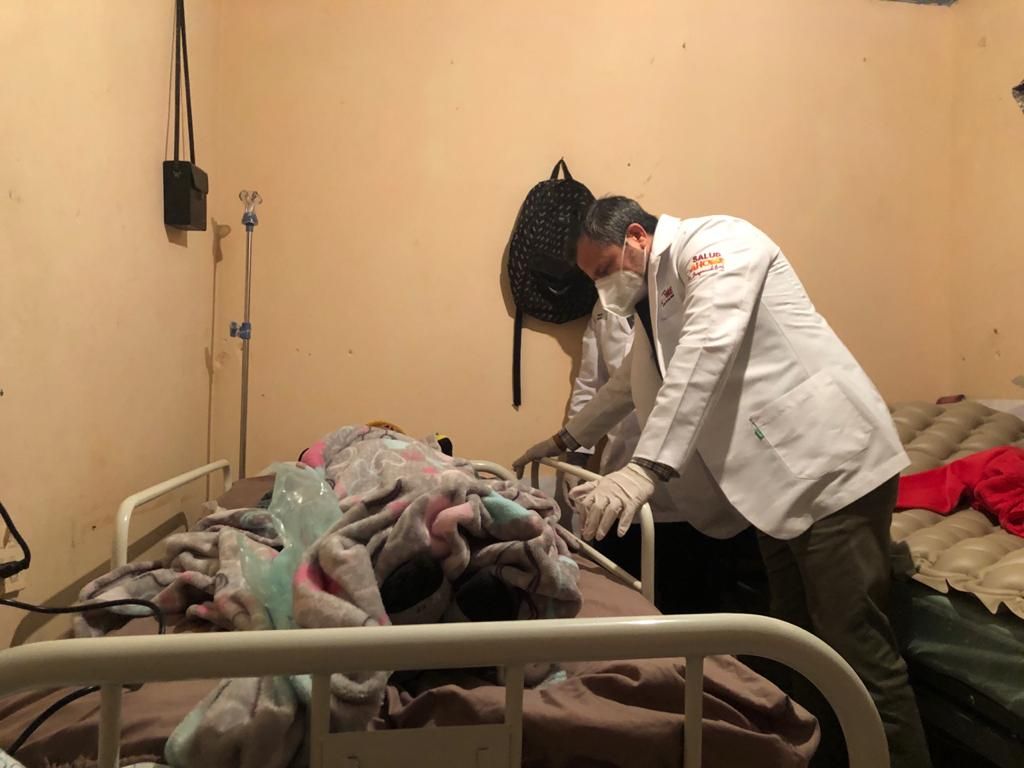 Entrega la Dir. de Salud Ahome cama hospitalaria a la familia Medina Morales de Topolobampo