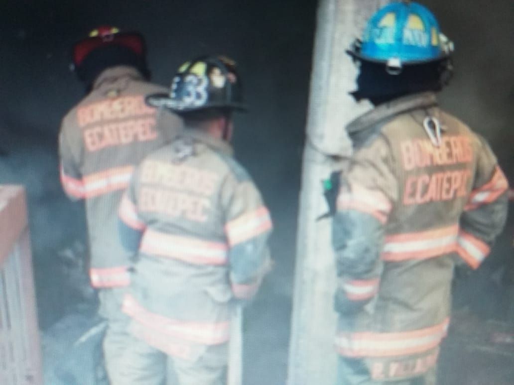 #Incendio convierte en cenizas una  fábrica de colchones en Ecatepec