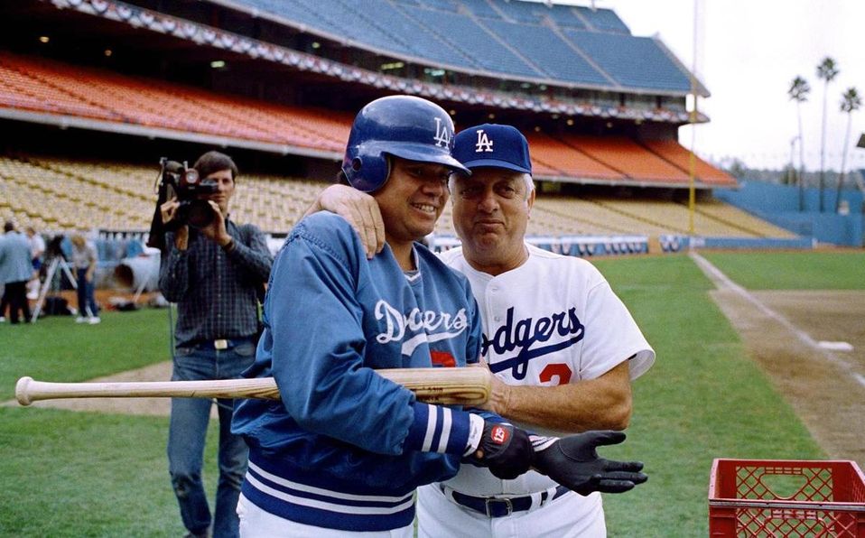 Muere Tommy Lasorda, manager que encumbró al ‘Toro’ Valenzuela con Dodgers