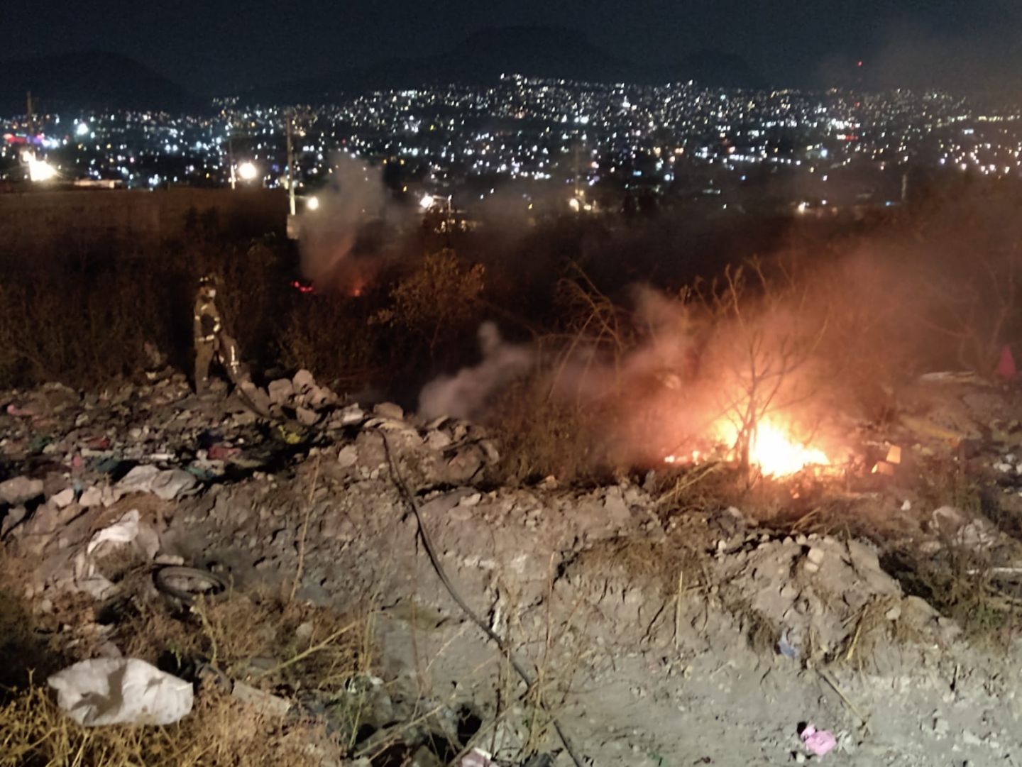 #Bomberos de Chimalhuacán sofocaron incendio de basura en Mina Barrera