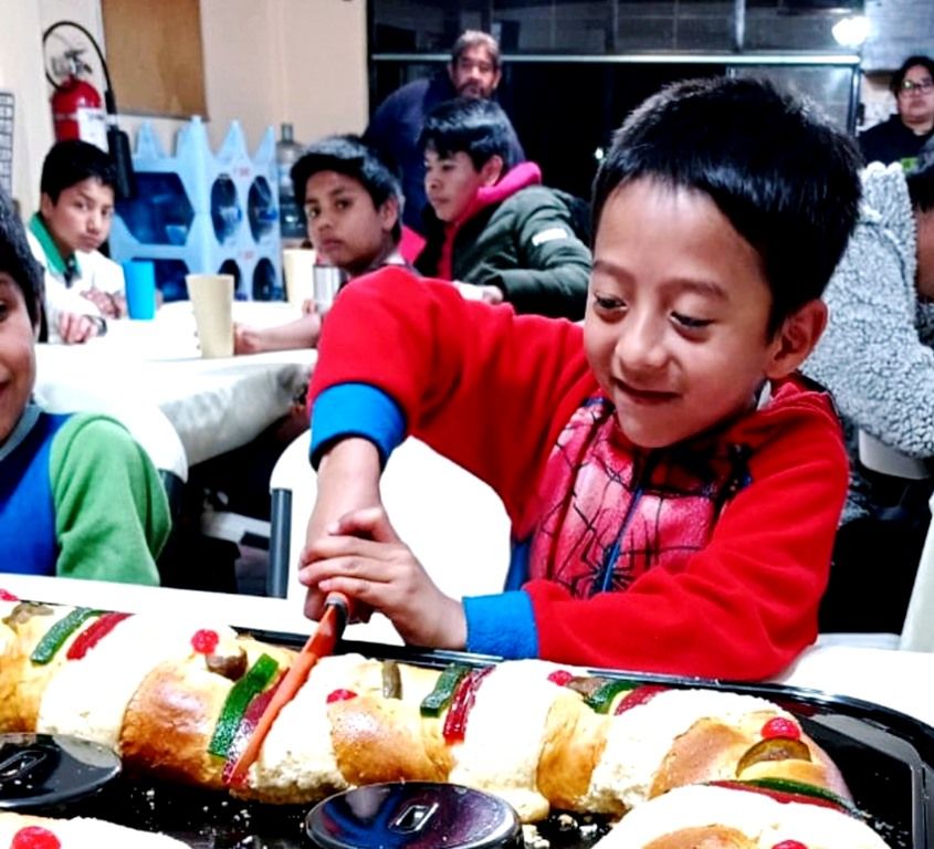 Los menores albergados en  Casas Hogar disfrutan de rosca de reyes donada por Fundación D’Mik