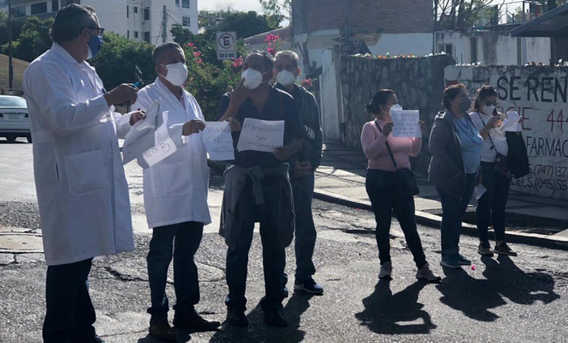 Denuncian químicos de Chilpancingo que los excluyeron de vacunación 