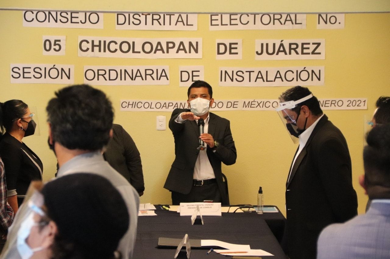 Banderazo a contienda electoral Morena acredita jóvenes profesionistas