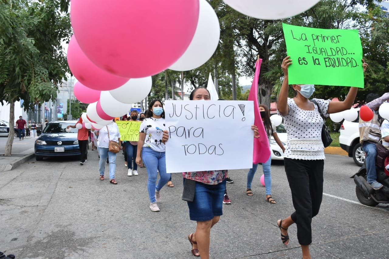 Sigue en acción el Movimiento Revolución Rosa; marcha nuevamente en Acapulco a favor de la paridad de género en Guerrero