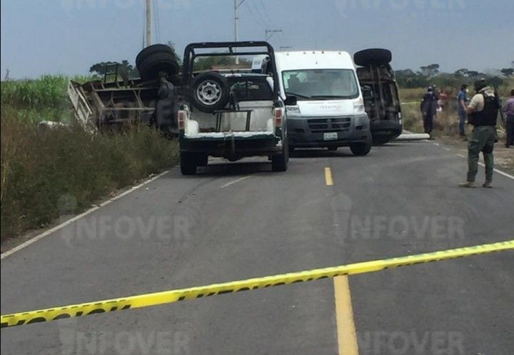 Vuelca camión  que transportaba postes de CFE; Tres Muertos y Siete heridos