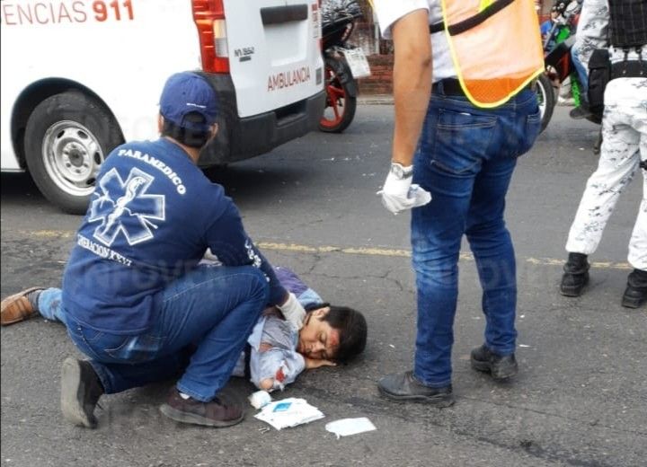 Impacta camión cañero a motociclista en Mata Clara; Queda grave