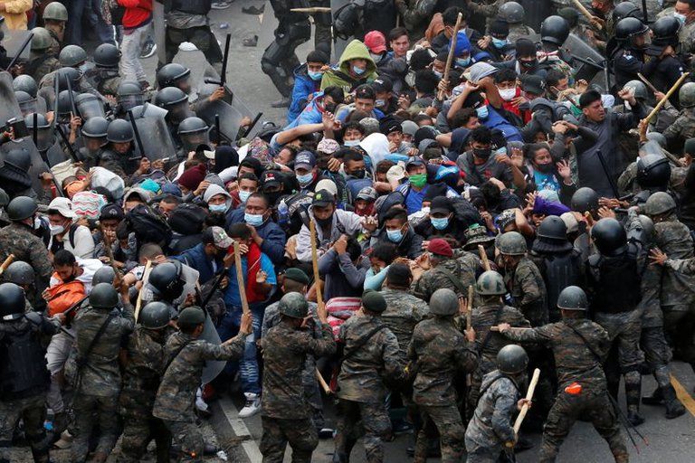 Fuerzas de seguridad de Guatemala repelen con gases lacrimógenos y palos a integrantes de la caravana migrante