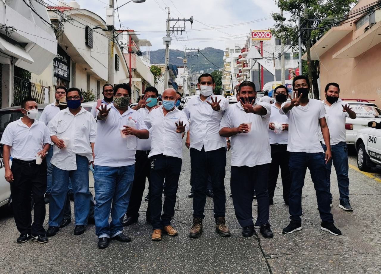 Van transportistas con Yaír García; se unen miembros de la CETIG a su proyecto en Acapulco 
