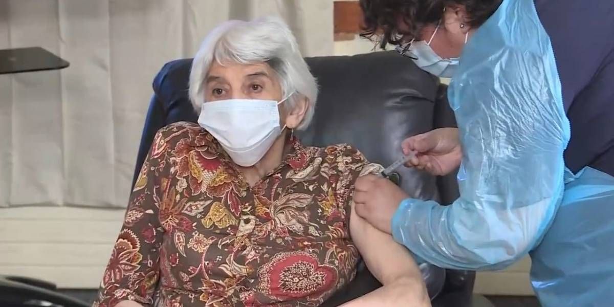 Coronavirus.- Chile confirma cerca de 4.000 nuevos contagios mientras comienza a vacunar a los adultos mayores