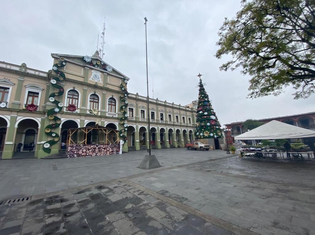 Inicia Ayuntamiento de Córdoba retiro de adornos navideños monumentales

