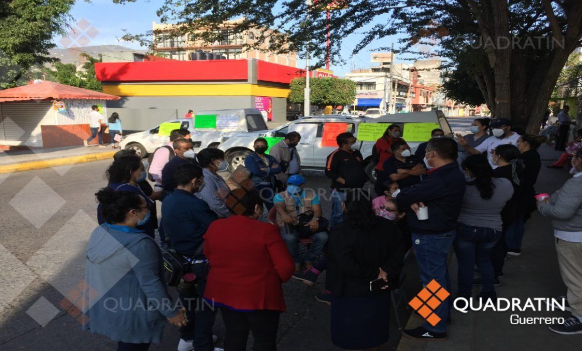 Bloquean trabajadores de salud en Chilpancingo; exigen vacuna anti Covid 