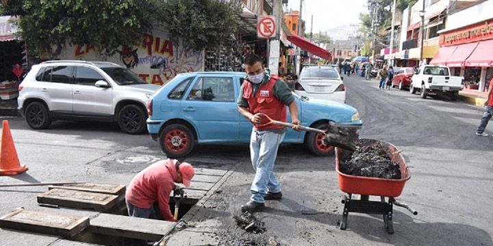 En Chimalhuacan autoridades realizaron limpieza preventiva en bocas de tormenta