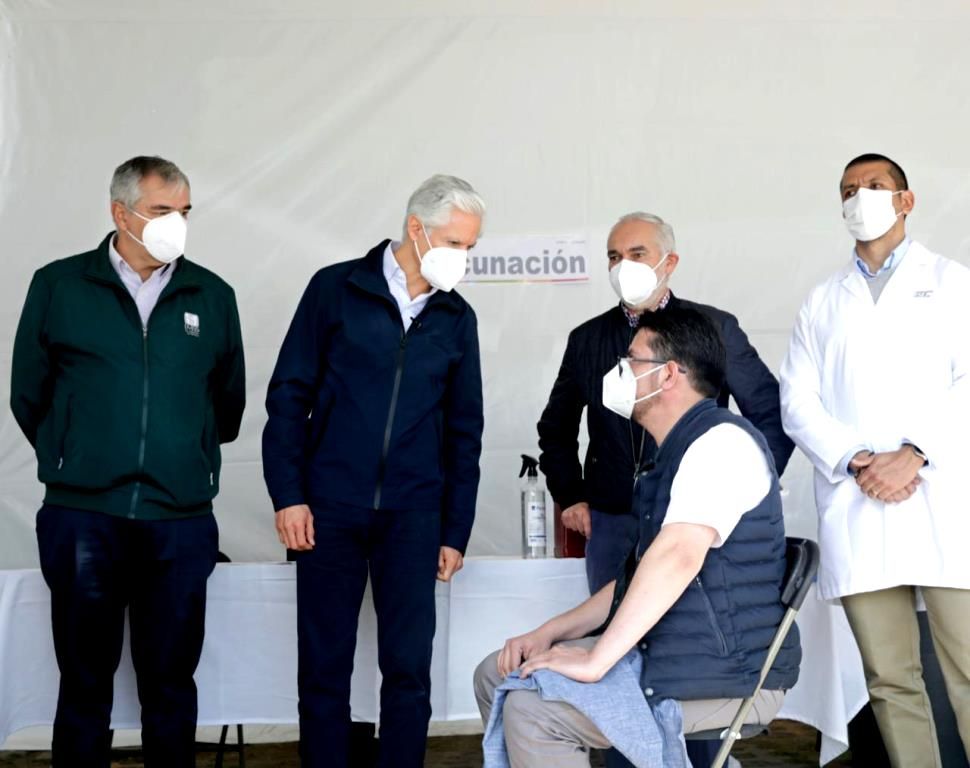 Alfredo del Mazo informa que en el Estado de México continúa la vacunación de personal de Salud en la primera línea contra COVID-19
