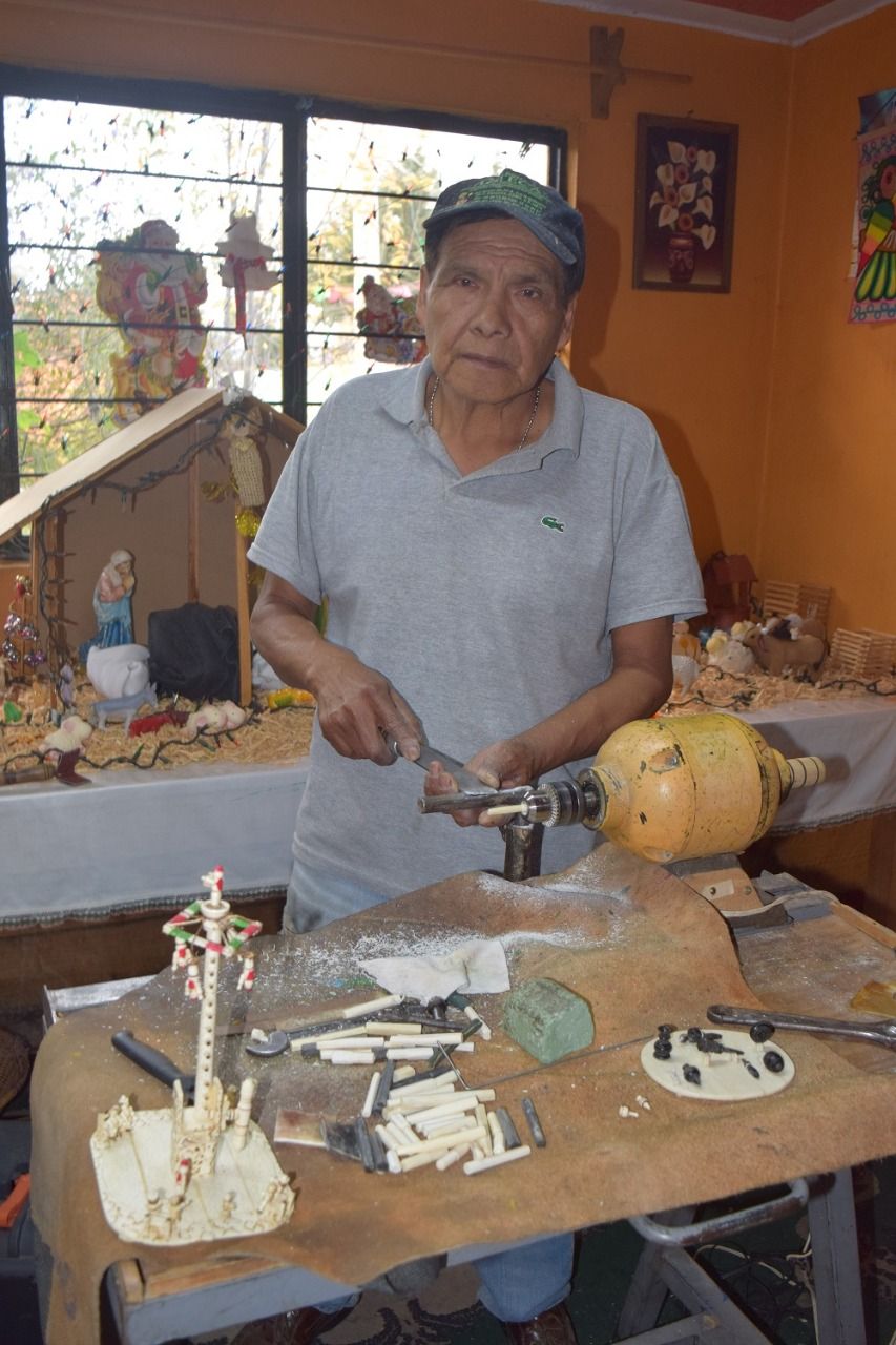 Transforma mexiquense el hueso de res y cuerno de toro en artesanías