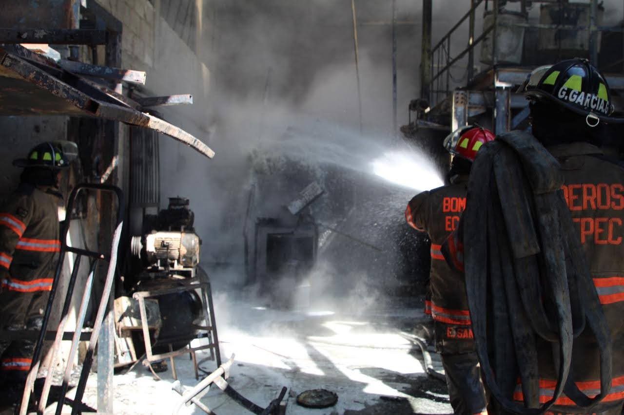 La pron #intervención de   Bomberos de Ecatepec logran #sofocar incendio en una #fábrica de colchones en menos de una hora
