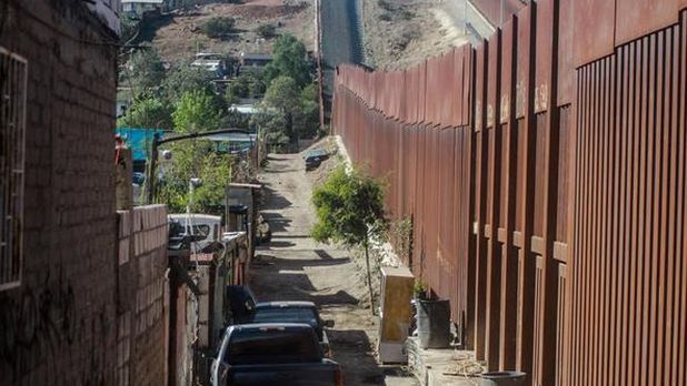 Pese a orden de Biden, continúa construcción de muro con México