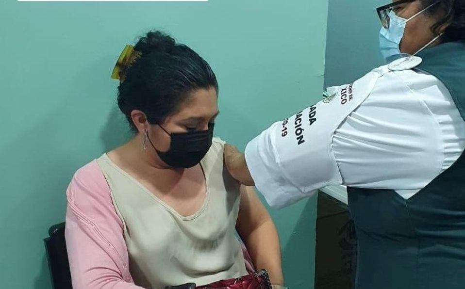 Campeche inicia aplicación de vacuna contra covid-19 a maestros
