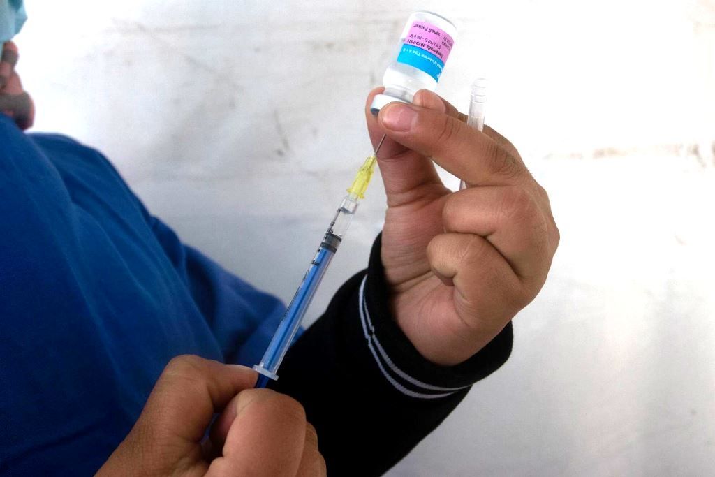 ¿Enfermarás si te vacunas contra el COVID-19? Revisamos ese y otros mitos