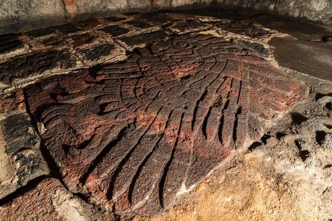 Indaga INAH bajorrelieve de un águila real descubierto recientemente por el Proyecto Templo Mayor 