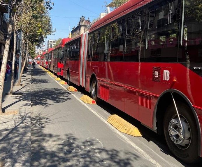 Impiden suban pasajeros a los Metrobús en el Metro Pino Suárez