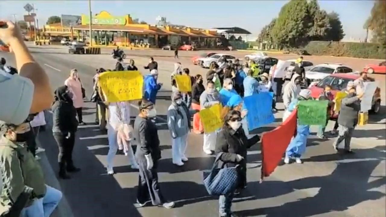 Trabajadores del (ISSSTE) realizan un bloqueo sobre la carretera federal México-Cuautla 
