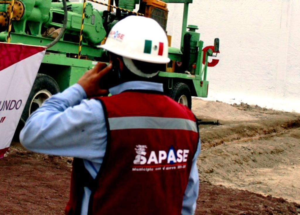 Reparan tubería de agua en carril confinado de la línea 1 del MEXIBÚS, en Ecatepec