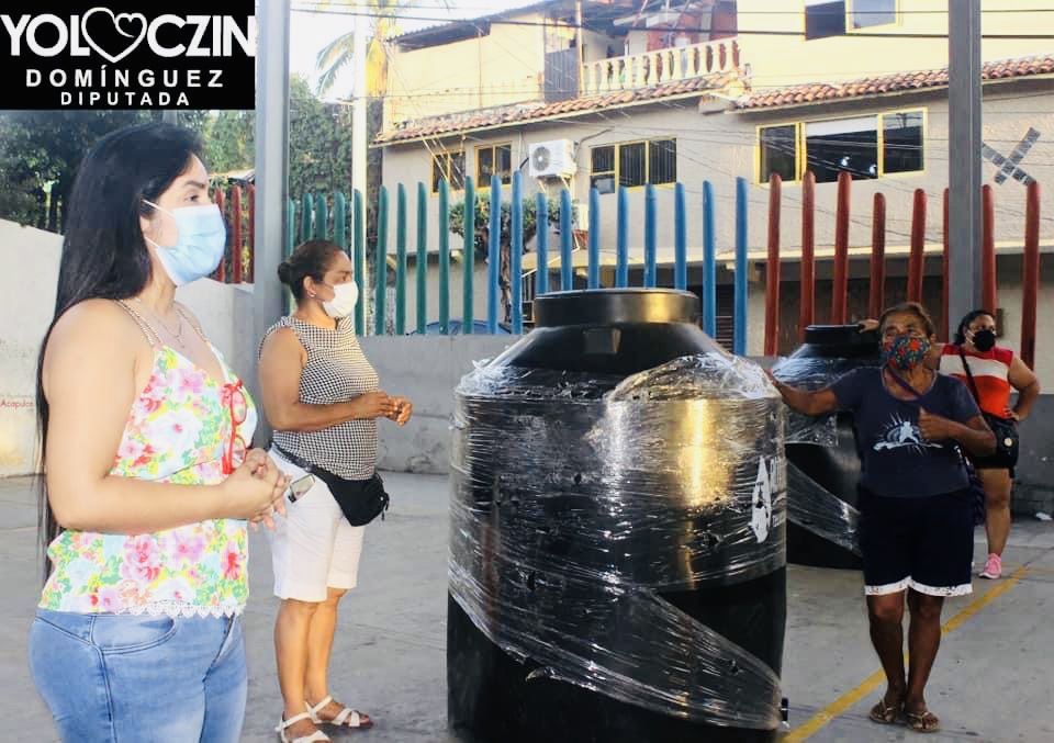 Trabaja Yoloczin Domínguez por el bienestar de los acapulqueños; entrega tinacos a decenas de familias 