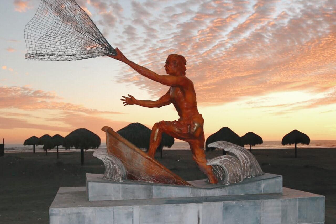 Supervisan el Monumento al Pescador en Boca del Río, Guasave, Sinaloa