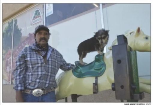 "La amo más que a mi vida": confiesa el hombre que pasea a su perrita en un caballo mecánico
