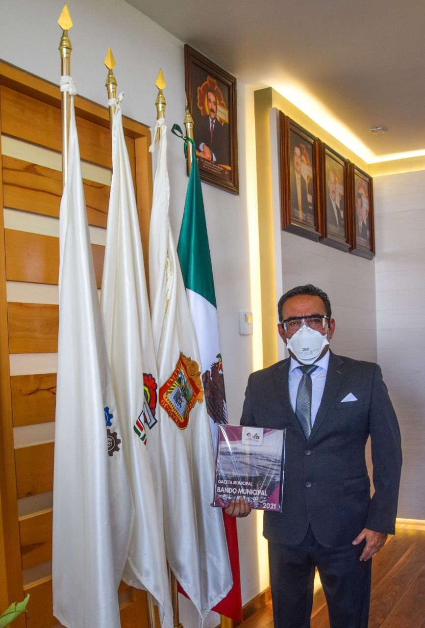 Alcalde de Valle de Chalco, conmemora el CIV Aniversario de la Constitución Política de los Estados Unidos Mexicanos de 1917, y promulga el Bando Municipal. 