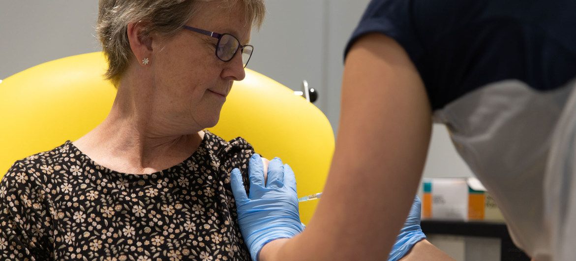 COVID-19: La OMS pide a las farmacéuticas compartir las licencias de sus vacunas y a los Gobiernos inmunizar primero a los mayores
