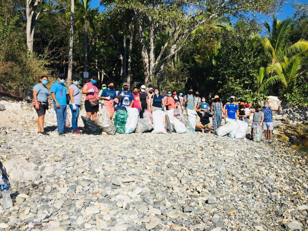 Asociaciones civiles de Zihuatanejo y Petatlán se sumaron a la limpieza de Playa Contramar