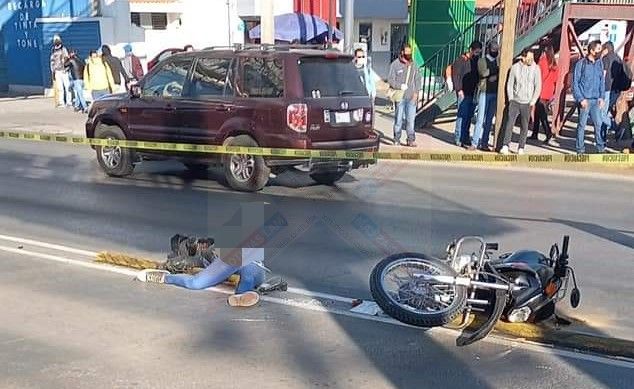 En dos hechos distintos, una mujer y un hombre que manejaban motocicletas son arrollados y pierden la vida sobre la López Portillo en Tultitlan 