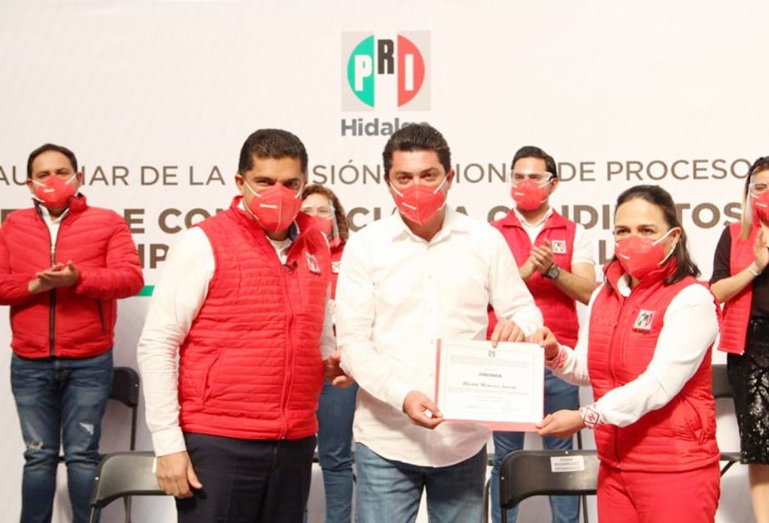Héctor Meneses recibe constancia como precandidato a diputado federal por el distrito VII de Tepeapulco Hidalgo 