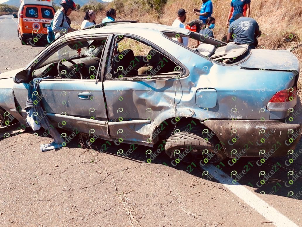 Volcadura de auto deja un muerto y un herido, en Zihuatanejo