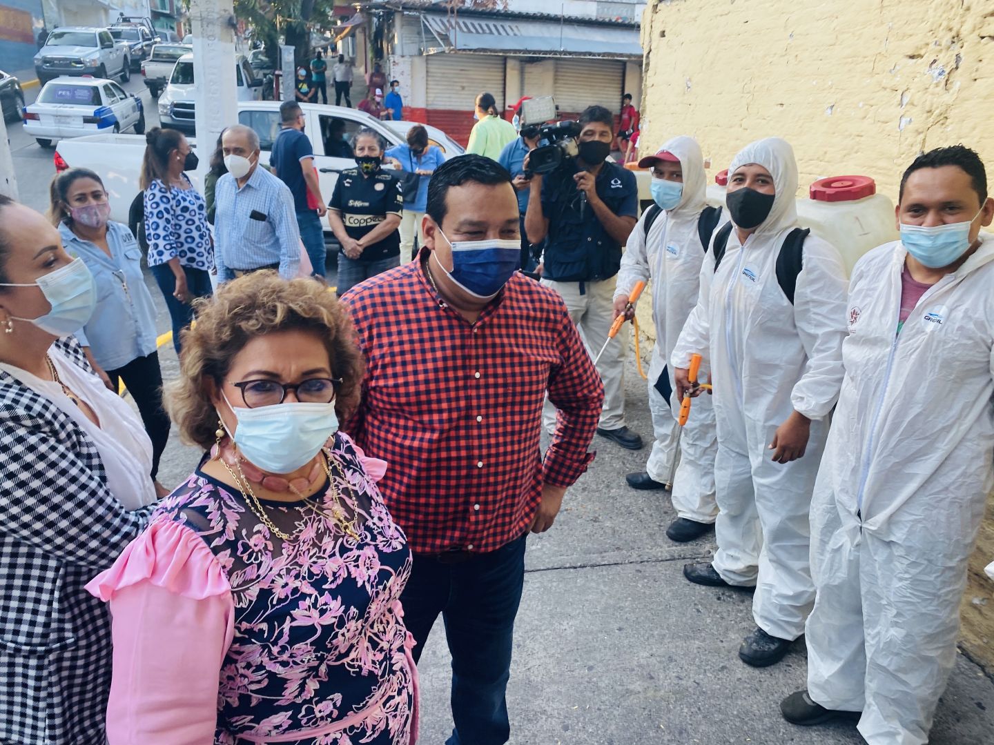 Celebran vecinos de la Morelos acciones de limpieza y desinfección que encabezó Adela Román 